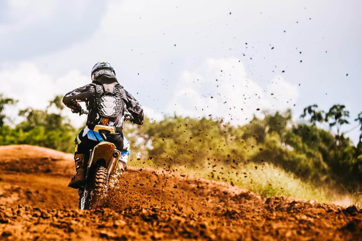 MOTO DE TRILHA NA PISTA DE MOTOCROSS 2017 😱😎🏁 