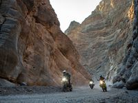 Motocicletas dirigindo pelo Vale da Morte.