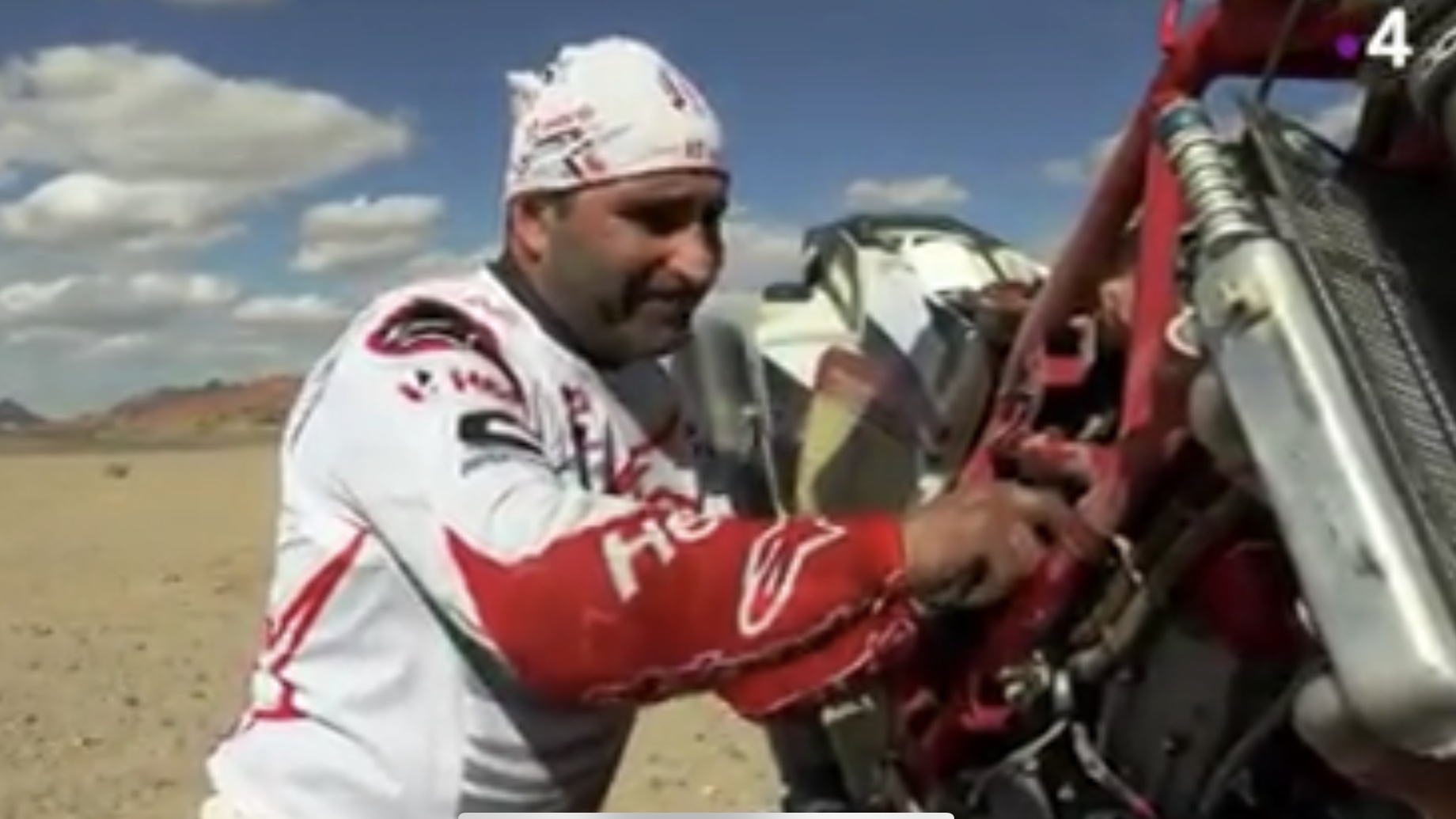Vídeo Dakar: O dia em que Paulo Gonçalves trocou sozinho o motor da Hero thumbnail