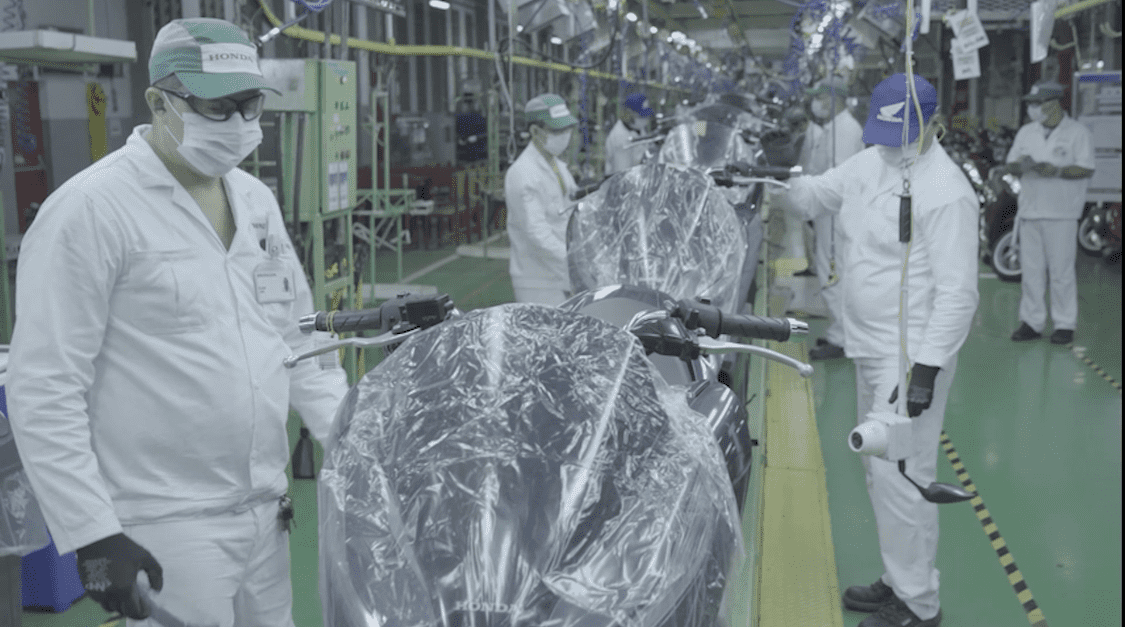 imagem da produção das motos hondas, na fábrica em manaus