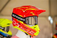 óculos alpinestars montados no capacete