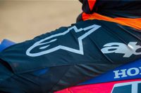 detalhes dos painéis stretchnet alpinestars