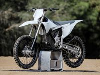 stark futuro varg bicicleta elétrica de motocross em exibição suporte frontal perfil angular esquerdo