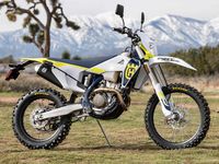 2023 Husqvarna F E 350 s estacionado na sujeira limpando o perfil do lado direito