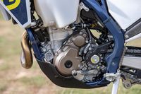 Detalhes do motor do lado esquerdo da Husqvarna F E 350 s 2023