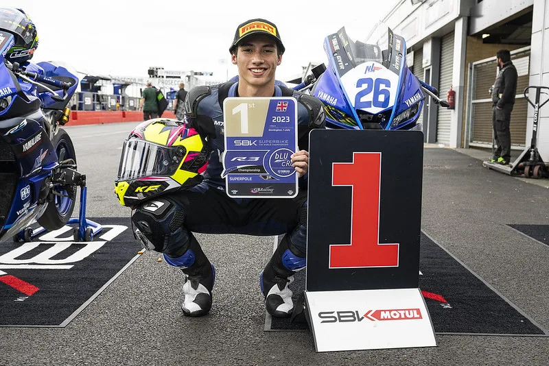 Os pilotos brasileiros do Yamaha AD78 Team Latin America tiveram um fim de semana de sucesso na quarta etapa do R3 bLU cRU European Championship em Donington Park, Reino Unido. Kevin Fontainha conquistou a pole position, enquanto Gustavo Manso subiu ao pódio duas vezes. Na Corrida 1, Fontainha ficou em segundo lugar, Manso em terceiro e Eduardo Burr em quarto. Na Corrida 2, Manso terminou em terceiro, Fontainha em quarto e Burr em quinto. Manso está em segundo lugar na classificação geral, diminuindo a diferença para o líder, enquanto Fontainha está em terceiro. A equipe agora se prepara para a próxima etapa em Ímola, Itália.